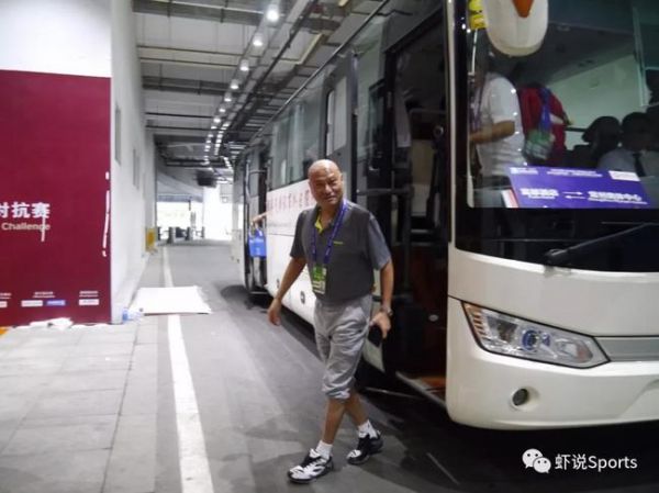 李矛重返国羽点拨谌龙常州不下场 与林丹同框(图)