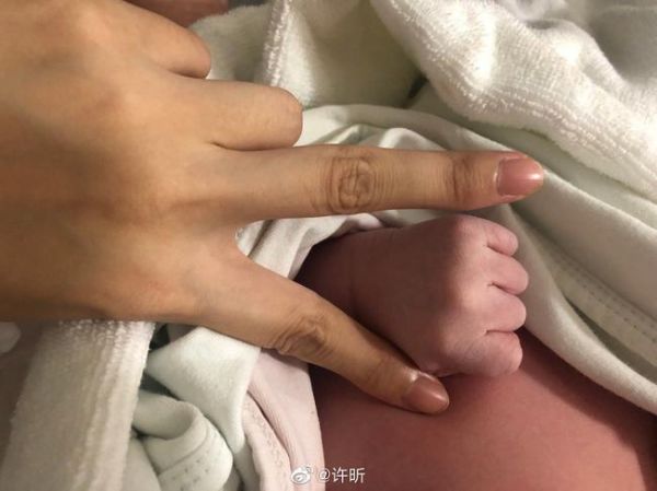 恭喜！中国男乒许昕升级当爹 后援团再加一猛将