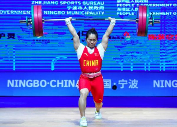 举重世锦赛邓薇横扫64KG 夺三金破三世界纪录